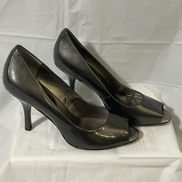 Banana Republic Shoes - Banana Republic women’s heeled silver shoes size 9.5